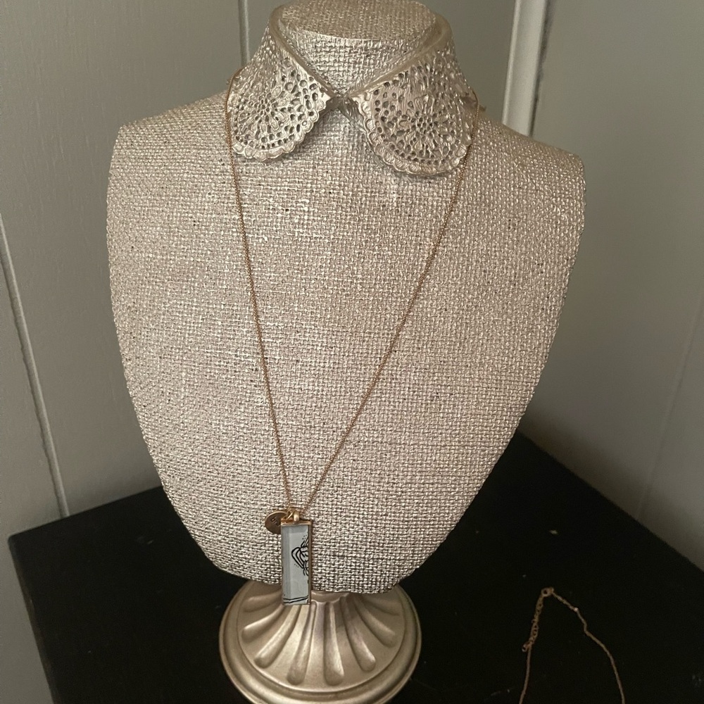 Elegant Gold Pendant Necklace